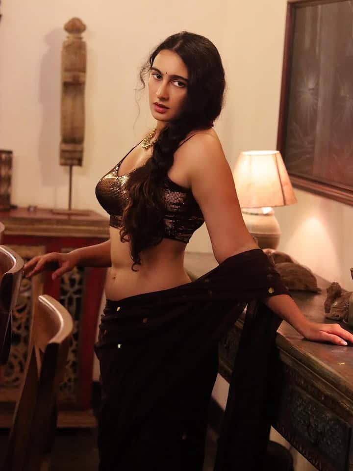 मेघा शुक्ला सोशल मीडिया पर काफी एक्टिव रहती हैं और अक्सर अपनी नई-नई तस्वीरें इंस्टाग्राम पर शेयर करती रहती हैं।