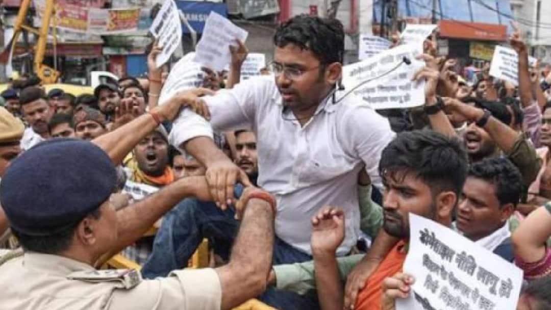 Bihar Teacher candidates protest in patna demanding full seat filling in TRE 4 exam ann Patna Protest: पटना में बारिश के बीच TRE-4 अभ्यर्थियों का आंदोलन, सीएम हाउस जाने से पुलिस ने रोका