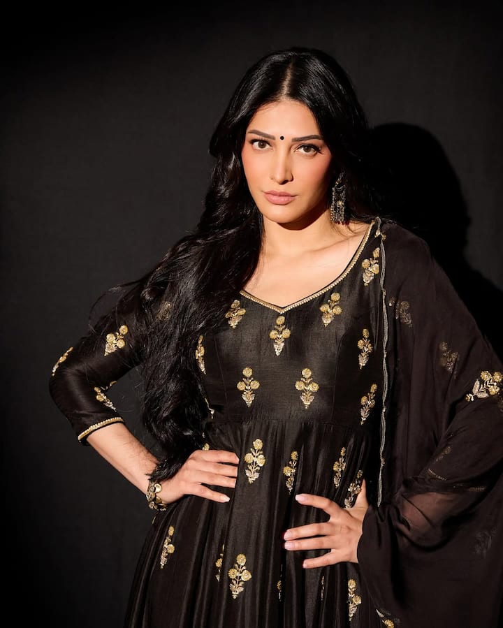 The family has always been the first in Shruti's life. She is very close to her parents and often spends time with them. Fans also like this bond fans.