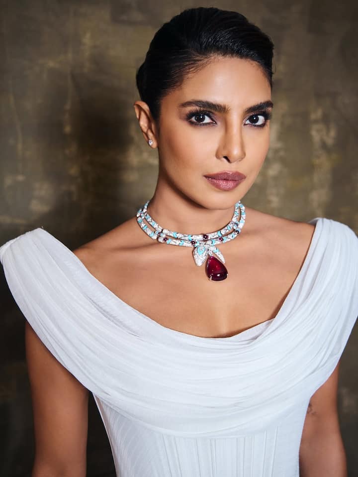 Priyanka Chopra caught everyone's attention with her fashion look at a gala event organized in New York. During this time, the actress wore a beautiful gown of Cobalt Blue color Elli Saab, which she styled with Bulgari Jewelery and Minimal Makeup.