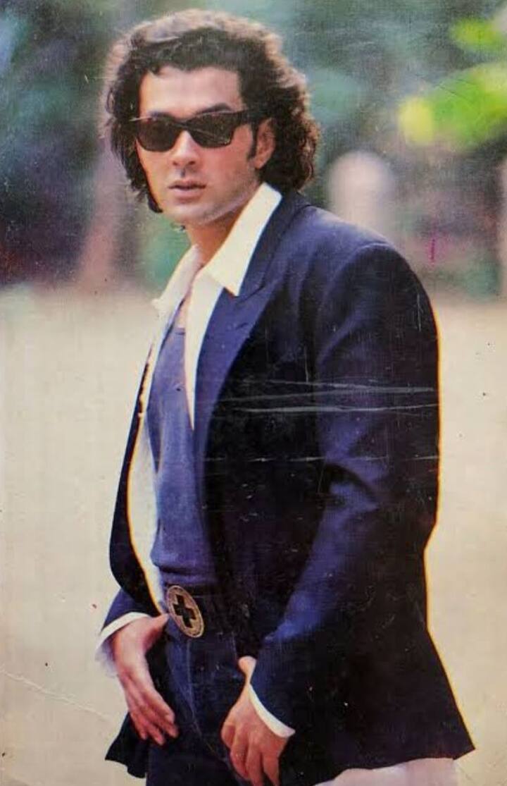 बॉबी देओल ने अपने करियर में एक से बढ़कर एक कई हिट फिल्में दी हैं. फिल्मों में उनका परफॉर्मेंस तो बढ़िया था ही लेकिन उनके लुक्स भी कमाल के थे.