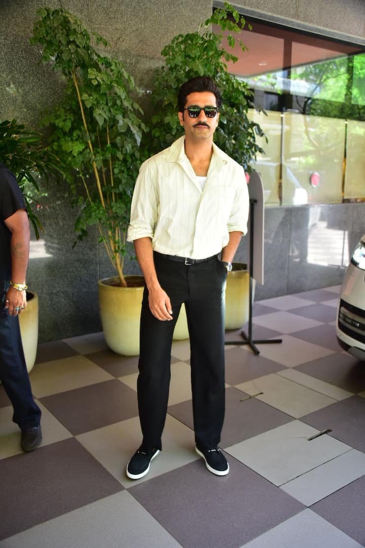 Vicky appeared in black pants with Yellow shirt. He completed his look with goggles.