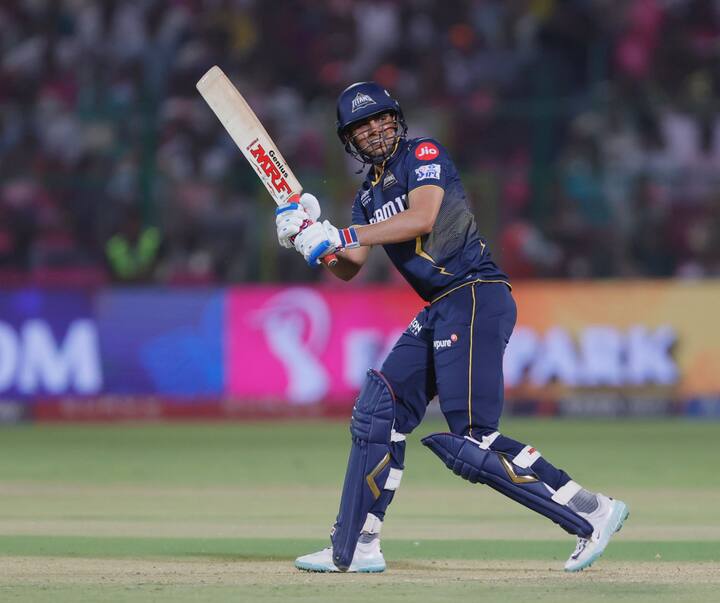 शुभमन IPL में गुजरात टाइटंस के कप्तान हैं. उन्हें गुजरात टाइटंस ने IPL 2025 सीजन के लिए ₹16.5 करोड़ में रिटेन किया, जिससे वह अपनी टीम के सबसे महंगे खिलाड़ियों में से एक बन गए हैं.