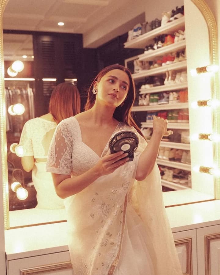 आलिया भट्ट - एक्ट्रेस आलिया भट्ट का वॉर्डरोब एरिया किसी शॉपिंग मॉल से कम नही है. इसे व्हाइट कलर और ब्राउन अलमारियों के साथ तैयार किया गया है. अक्सर एक्ट्रेस यहां मिरर सेल्फी लेती दिखाई देती हैं.