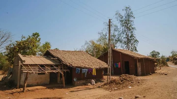 प्रधानमंत्री विश्वकर्मा योजना का खास फोकस ग्रामीण और छोटे शहरों में रहने वाले लोगों के लिए है. पहले इस योजना में उन्हें बैंक लोन और सरकारी मदद नहीं मिलती थी. लेकि अब यह योजना उन्हें सीधा प्लेटफॉर्म मिल रहा है.