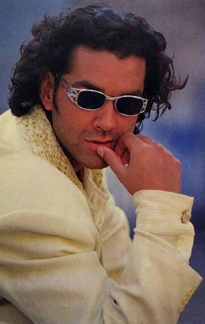 जवानी के दिनों में भी अभिनेता अपने लुक्स और पर्सनैलिटी से सभी को अपना मुरीद बनाते थे. 90 के दशक में उन्होंने कई हिट फिल्मों में काम किया. 1995 में उन्होंने 'बरसात' से अपने फिल्मी करियर की शुरुआत की.