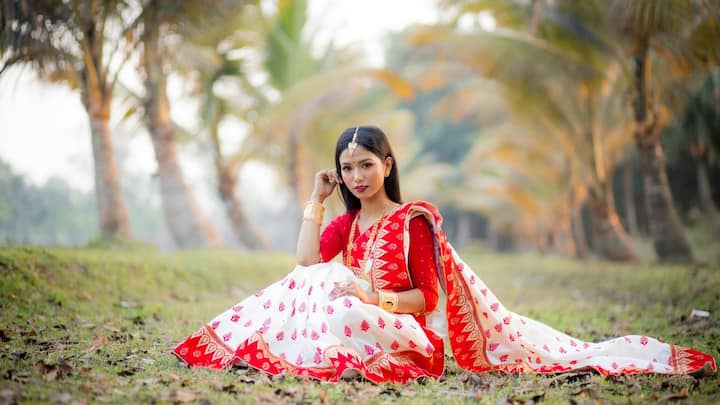 आपको बतादें कि आपकी लुक कितनी शानदार होगी ये इस बात से तय होता है कि आपने कोई आउटफिट कैसे पहना है. ऐसे में इस करवाचौथ अपनी पुरानी साड़ियों को करें बिल्कुल न्यू और स्टाइलिश वे में वियर.