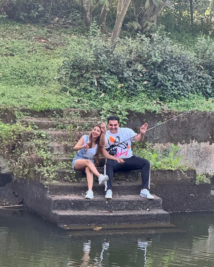 डांगरी पहने शूरा बेहद स्टाइलिश नजर आ रही हैं. फोटो में उन्हें अरबाज के साथ फिशिंग करते देखा जा सकता है.