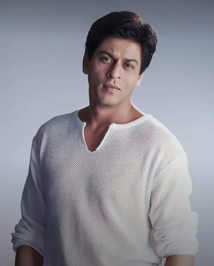 बता दे कि शाहरुख 59 साल के हो गए हैं लेकिन उनका ग्रेस और चार्म आज भी वैसा ही है. कभी कभी तो वो अपने बेटे आर्यन को भी पीछे छोड़ देते हैं.