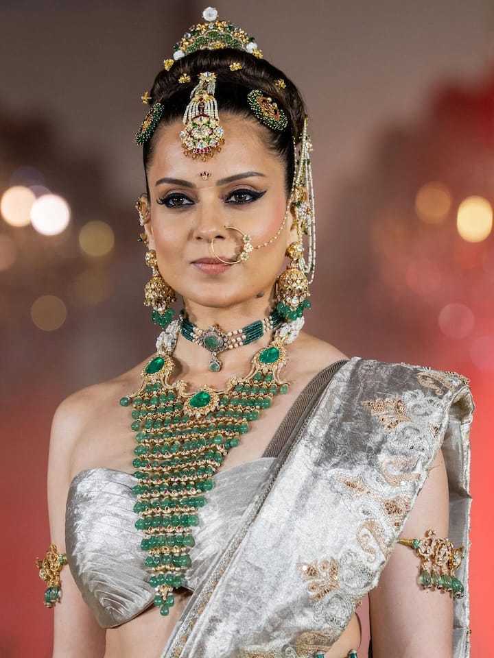 साथ ही उन्होंने ग्रीन कलर की हैवी एक्सेसरीज के साथ अपने इस ट्रेडिशनल लुक को कंप्लीट किया.