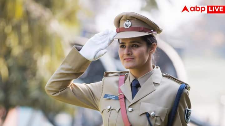 IPS नवजोत सिम्मी सिर्फ अपने काम के लिए ही नहीं, अपनी खूबसूरती के लिए भी जानी जाती हैं. जो भी इनको देखता है, बस तारीफ करता रहता है. इनके आगे कई हीरोइन भी फेल नजर आती हैं.