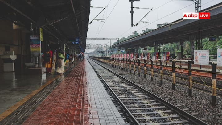 Railway Station Closed On Sunday: भारत में रेलवे स्टेशन पर यात्रियों की भारी भीड़ होती है, इसी यहां कभी ट्रेनों के पहिए नहीं थमते हैं. लेकिन एक स्टेशन ऐसा भी है, जहां संडे को छुट्टी रहती है.