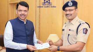 महाराष्ट्र: किसानों के लिए आगे आई नाशिक ग्रामीण पुलिस, CM फडणवीस को सौंपी 5 लाख की राशि