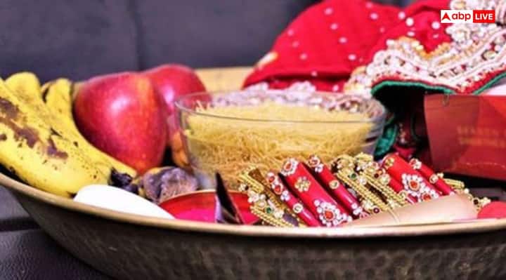 करवा चौथ पर बायना के रूप में बहु सास को साड़ी, सुहाग के सामना जैसे चूड़ी, बिंदी, बिछुआ, पायल, मेंहदी, सिंदूर, काजल, मिठाई आदि जैसी चीजें एक थाल में सजाकर देती है.