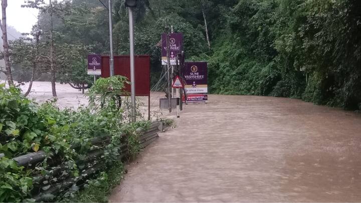 অতিরিক্ত বৃষ্টির জেরে বিপদসীমার ওপর দিয়ে বইছে তিস্তার জল। তিস্তা বাজার ও রবিঝোরায় কার্যত রাস্তায় উঠে এসেছে নদী।