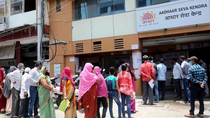 यूआईडीएआई यानी भारतीय विशिष्ट पहचान प्राधिकरण ने अब बच्चों के आधार अपडेट को लेकर बड़ा कदम उठाया है. इस फैसले के तहत माता-पिता अपने बच्चों का आधार कार्ड अपडेट बिल्कुल मुफ्त में करा सकते हैं. यह सुविधा सीमित समय के लिए दी जा रही है ताकि अधिक से अधिक लोग इसका लाभ ले सकें.