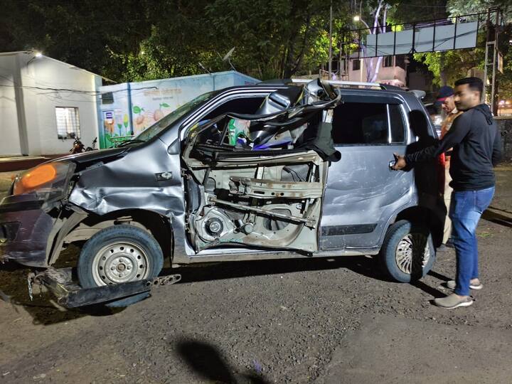 डेक्कन पोलिसांनी दिलेल्या माहितीनुसार, या वाहन चालकाने आधी बालगंधर्व रंगमंदीरजवळ एका दुचाकीला धडक दिली, यात दुचाकीस्वार किरकोळ जखमी झाला.