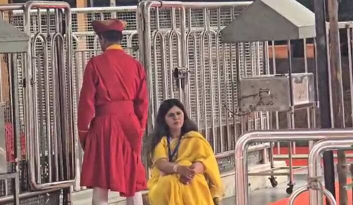 पंकजा मुंडे यांनी गुरुस्थानच्या पायरीवर बसून साईनामाचा जप केला.