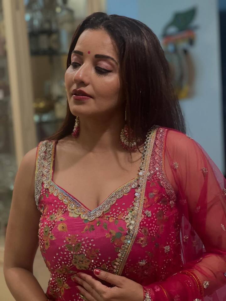 दऱअसल फेस्टिव सीजन शुरू हो चुका है. ऐसे में मोनालिसा हर दिन नए-नए लुक में अपनी फोटोज शेयर करती हैं. जो फैंस को भी खूब भाती है.