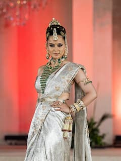 साड़ी- स्ट्रैपलेस ब्लाउज पहन रैंप पर छाई कंगना रनौत, रॉयल लुक में दिखीं फैशन क्वीन, 7 फोटोज में देखें खूबसूरती