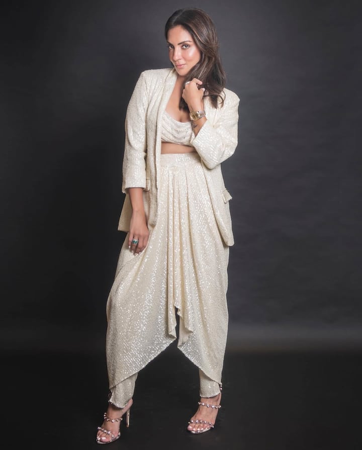 इस फोटो में सीमा इंडो वेस्टर्न आउटफिट में नजर आ रही हैं. मिनिमल मेकअप और खुले बालों के साथ उनका ये लुक बेहद ही स्टाइलिश दिख रहा है.