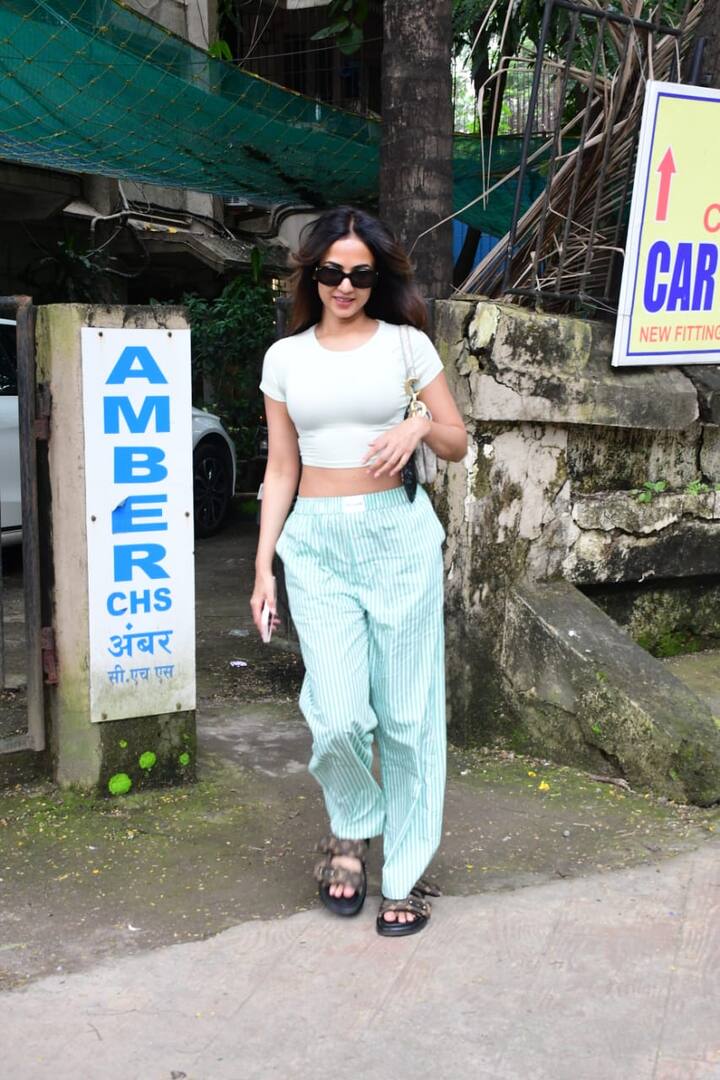 इस दैरान एक्ट्रेस सोनल चौहान काफी कैज़ुअल लुक में नजर आईं.