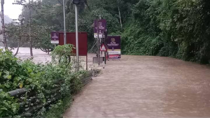 ফুঁসছে তিস্তা-বালাসন-সহ একাধিক নদী। দার্জিলিঙের বিভিন্ন এলাকা থেকে উদ্ধার হয়েছে এগারো জনের মৃতদেহ, জলপাইগুড়িতে মৃতের সংখ্য়া এক। এখনও নিখোঁজ বহু মানুষ। শিলিগুড়ির সঙ্গে দার্জিলিঙের যোগাযোগ কার্যত বিচ্ছিন্ন হয়ে গেছে।