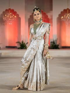 साड़ी- स्ट्रैपलेस ब्लाउज पहन रैंप पर छाई कंगना रनौत, रॉयल लुक में दिखीं फैशन क्वीन, 7 फोटोज में देखें खूबसूरती