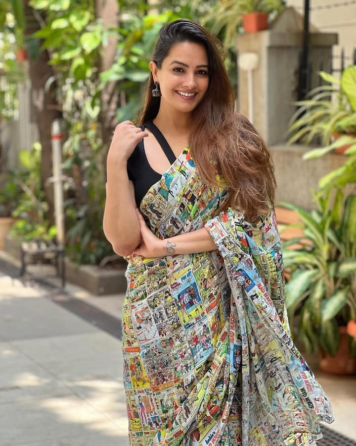 इस प्रिंटेड साड़ी में अनीता कमाल की लग रही है. उनका ये सादगी भरा अंदाज बेहद ही खूबसूरत है.