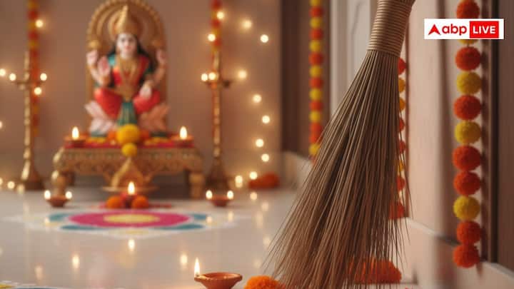 दिवाली पर झाड़ू खरीदना देवी लक्ष्मी को घर में आकर्षित करने और धन-समृद्धि लाने का प्रतीक माना जाता है. मान्यता है कि झाड़ू खरीदने से घर में सुख-शांति आती है, दरिद्रता दूर होती है और माता लक्ष्मी का स्थायी वास होता है. यह घर की साफ-सफाई और सकारात्मक ऊर्जा से जुड़ा है, क्योंकि मां लक्ष्मी स्वच्छ और सकारात्मक वातावरण में ही वास करती हैं.