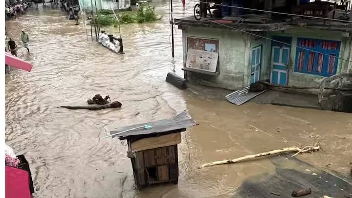 ৭ তারিখ পর্যন্ত ভারী থেকে অতি ভারী বৃষ্টি চলবে উত্তরবঙ্গে। ফলে বিপর্যয় আরও ভয়ঙ্কর জায়গায় পৌঁছতে পারে বলে আশঙ্কা করা হচ্ছে।