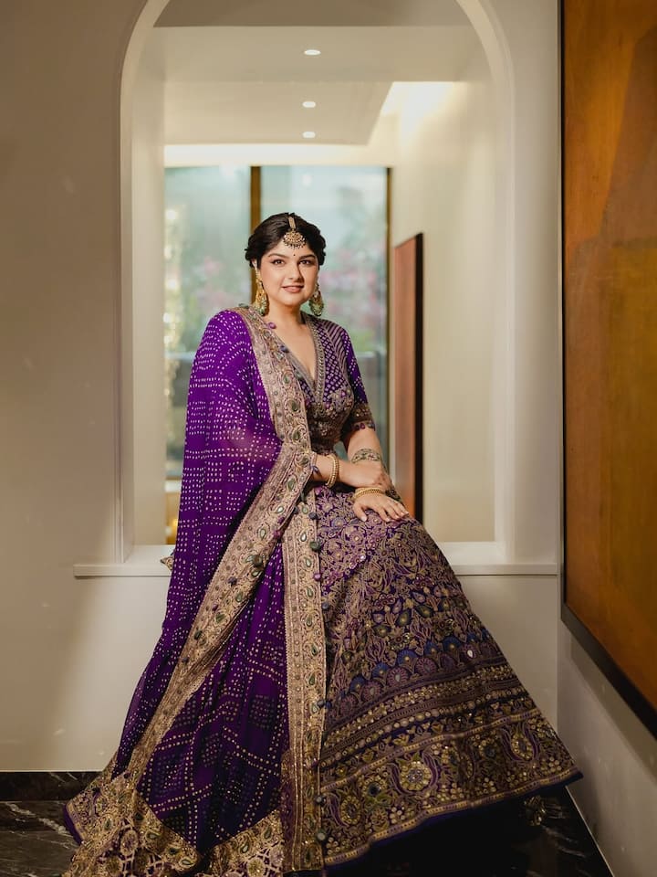 This engagement look of Anshula was very stylish and glamorous.