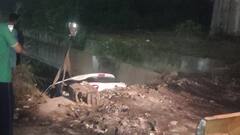 नोएडा में सर्विस रोड पर तेज रफ्तार से आ रही कार नाले में गिरी, हाइड्राक्रेन से निकाला बाहर