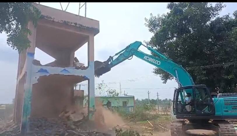 Medaram Jatara 2026: మేడారంలో గద్దెల చుట్టూ ఉన్న నిర్మాణాల కూల్చివేత ప్రారంభించిన అధికారులు