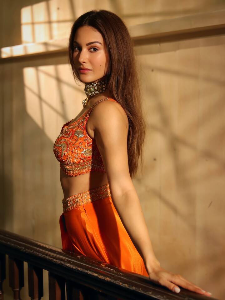  આ પછી, તેણીએ અભિનેત્રી બનવાના સપનાને પૂર્ણ કરવા શાળા બદલી. મુંબઈથી સ્કૂલનો અભ્યાસ પૂરો કર્યા બાદ અમાયરાએ મોડલિંગની દુનિયામાં પગ મૂક્યો હતો.  કોલેજમાં એડમિશન પણ લીધું.