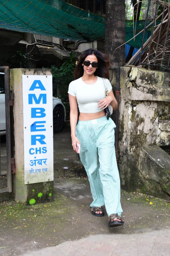 एक्ट्रेस सोनल चौहान को जुहू में स्पॉट किया गया. जन्नत फिल्म में इमरान हाशमी के साथ जोड़ी बनाकर दिख चुकीं एक्ट्रेस अब भी उतनी ही खूबसूरत हैं.