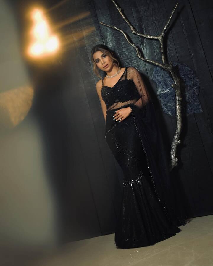 ब्लैक कलर की साड़ी को शूरा ने स्ट्रैपी ब्लाउज के साथ कैरी किया है. इसके साथ उन्होंने डायमंड नेकलेस पेयर किया है.