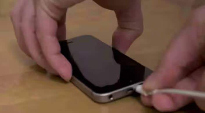 ਤੇਜ਼ ਚਾਰਜਿੰਗ ਆਮ ਚਾਰਜਿੰਗ ਨਾਲੋਂ ਵੱਖਰੇ ਢੰਗ ਨਾਲ ਕੰਮ ਕਰਦੀ ਹੈ। ਨਿਯਮਤ ਚਾਰਜਰ ਬੈਟਰੀ ਨੂੰ ਹੌਲੀ-ਹੌਲੀ ਪਾਵਰ ਪ੍ਰਦਾਨ ਕਰਦੇ ਹਨ, ਜਦੋਂ ਕਿ ਤੇਜ਼ ਚਾਰਜਰ ਉੱਚ ਵੋਲਟੇਜ ਅਤੇ ਉੱਚ ਕਰੰਟ ਪ੍ਰਦਾਨ ਕਰਦੇ ਹਨ। ਫਾਇਦਾ ਇਹ ਹੈ ਕਿ ਘੱਟ ਸਮੇਂ ਵਿੱਚ ਬੈਟਰੀ ਤੱਕ ਜ਼ਿਆਦਾ ਚਾਰਜ ਪਹੁੰਚਦਾ ਹੈ। ਇਹੀ ਕਾਰਨ ਹੈ ਕਿ ਤੁਸੀਂ ਇੱਕ ਨਵਾਂ ਫ਼ੋਨ 10-15 ਮਿੰਟਾਂ ਵਿੱਚ ਅੱਧੇ ਤੋਂ ਵੱਧ ਚਾਰਜ ਹੁੰਦਾ ਦੇਖਦੇ ਹੋ। ਪਰ ਇਹ ਗਤੀ ਇੱਕ ਕੀਮਤ 'ਤੇ ਵੀ ਆਉਂਦੀ ਹੈ: ਬੈਟਰੀ ਦੇ ਅੰਦਰ ਵਾਧੂ ਗਰਮੀ ਪੈਦਾ ਹੁੰਦੀ ਹੈ।