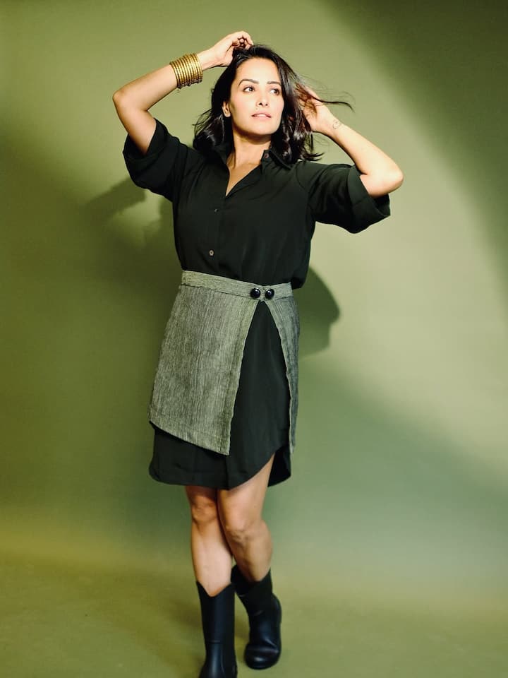 इस तस्वीर में एक्ट्रेस ब्लैक एंड ग्रीन कॉम्बिनेशन वाली ड्रेस में दिखाई दे रही है. लुक को कंप्लीट करने के लिए उन्होंने बूट्स  कैरी किए हैं. साथ ही मिनिमल मेकअप में अनीता बेहद ही खूबसूरत दिख रही हैं.