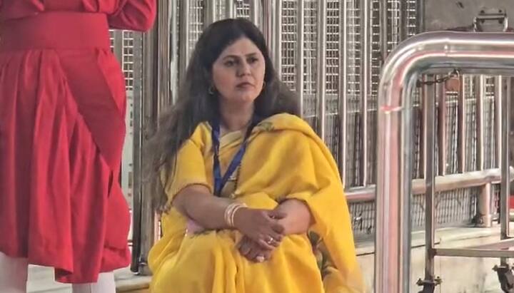 यावेळी मुख्यमंत्री देवेंद्र फडणवीस, उपमुख्यमंत्री एकनाथ शिंदे, अजित पवार, चंद्रशेखर बावनकुळे, राधाकृष्ण विखे पाटील, पंकजा मुंडे यांच्यासह अनेक मंत्री अमित शाह यांच्यासोबत साईदर्शनासाठी आले होते.