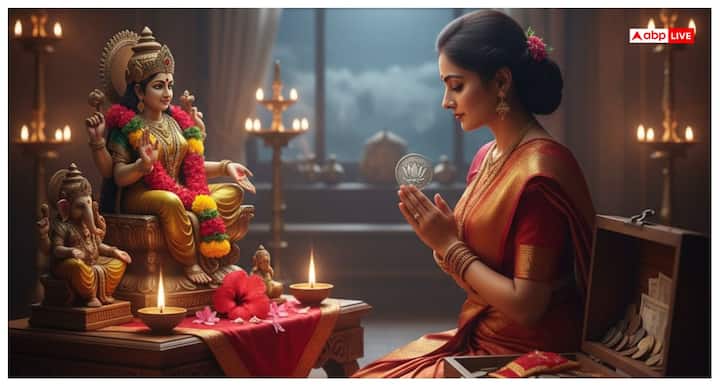 कोजगरा पूर्णिमा को रात में लक्ष्मी जी की पूजा करें और उनके चरणों में चांदी का एक सिक्का अर्पित करें. पूजा के अलगे दिन सुबह उस सिक्के को तिजोरी या धन स्थान पर रख दें. आपके धन संपत्ति में बढ़ोत्तरी होगी.