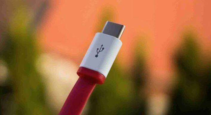 ਹਾਲਾਂਕਿ, ਇਹ ਕਹਿਣਾ ਪੂਰੀ ਤਰ੍ਹਾਂ ਸਹੀ ਨਹੀਂ ਹੈ ਕਿ ਤੇਜ਼ ਚਾਰਜਿੰਗ ਪੂਰੀ ਤਰ੍ਹਾਂ ਖ਼ਤਰਨਾਕ ਹੈ। ਅੱਜ ਮੋਬਾਈਲ ਫੋਨ ਕੰਪਨੀਆਂ ਬੈਟਰੀ 'ਤੇ ਤਣਾਅ ਨੂੰ ਘੱਟ ਕਰਨ ਲਈ ਬੈਟਰੀ ਪ੍ਰਬੰਧਨ ਪ੍ਰਣਾਲੀਆਂ ਅਤੇ ਥਰਮਲ ਕੰਟਰੋਲ ਤਕਨਾਲੋਜੀ ਦੀ ਵਰਤੋਂ ਕਰਦੀਆਂ ਹਨ। ਇਹੀ ਕਾਰਨ ਹੈ ਕਿ ਆਧੁਨਿਕ ਸਮਾਰਟਫੋਨ ਤੇਜ਼ ਚਾਰਜਿੰਗ ਦੇ ਬਾਵਜੂਦ ਤੇਜ਼ੀ ਨਾਲ ਬੈਟਰੀ ਫੇਲ੍ਹ ਹੋਣ ਦਾ ਅਨੁਭਵ ਨਹੀਂ ਕਰਦੇ।