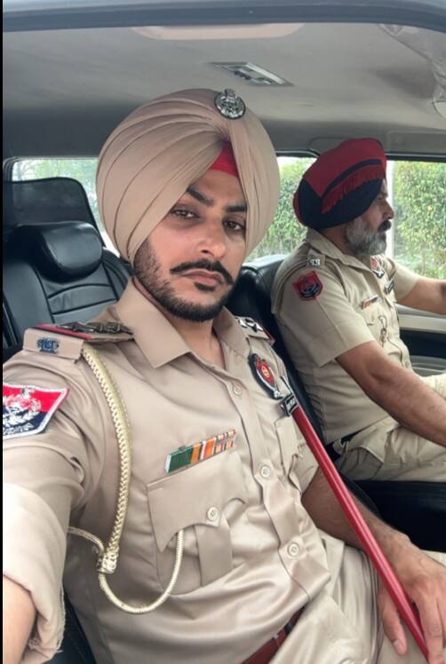 ਕਾਫ਼ੀ ਕੋਸ਼ਿਸ਼ਾਂ ਤੋਂ ਬਾਅਦ, ਉਨ੍ਹਾਂ ਨੇ ਤੁਰਨਾ ਸ਼ੁਰੂ ਕਰ ਦਿੱਤਾ ਹੈ। ਹਾਲਾਂਕਿ, ਉਨ੍ਹਾਂ ਨੂੰ ਅਜੇ ਵੀ ਦਿਮਾਗੀ ਸਮੱਸਿਆਵਾਂ ਲਈ ਦਵਾਈ ਮਿਲ ਰਹੀ ਹੈ। ਹਾਦਸੇ ਦੌਰਾਨ ਉਸਨੂੰ ਸਿਰ ਵਿੱਚ ਵੀ ਸੱਟ ਲੱਗੀ ਸੀ। ਰਾਜਵੀਰ ਜਵੰਦਾ ਨੂੰ ਵੀ ਇਸੇ ਤਰ੍ਹਾਂ ਦੀ ਸੱਟ ਲੱਗੀ ਹੈ।