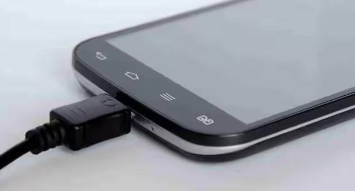 ਗਰਮੀ ਬੈਟਰੀ ਦਾ ਸਭ ਤੋਂ ਵੱਡਾ ਦੁਸ਼ਮਣ ਹੈ। ਜਦੋਂ ਬੈਟਰੀ ਬਹੁਤ ਜ਼ਿਆਦਾ ਤਣਾਅ ਦੇ ਅਧੀਨ ਹੁੰਦੀ ਹੈ ਅਤੇ ਲਗਾਤਾਰ ਜ਼ਿਆਦਾ ਗਰਮ ਹੁੰਦੀ ਹੈ, ਤਾਂ ਇਸਦੀ ਉਮਰ ਹੌਲੀ-ਹੌਲੀ ਘੱਟ ਜਾਂਦੀ ਹੈ। ਵਿਗਿਆਨਕ ਤੌਰ 'ਤੇ, ਹਰੇਕ ਲਿਥੀਅਮ-ਆਇਨ ਬੈਟਰੀ ਦਾ ਇੱਕ ਚਾਰਜਿੰਗ ਚੱਕਰ ਹੁੰਦਾ ਹੈ, ਜੋ ਕਿ ਇਸਨੂੰ ਕਿੰਨੀ ਵਾਰ ਚਾਰਜ ਅਤੇ ਡਿਸਚਾਰਜ ਕੀਤਾ ਜਾ ਸਕਦਾ ਹੈ। ਤੇਜ਼ ਚਾਰਜਿੰਗ ਬੈਟਰੀ ਨੂੰ ਜ਼ਿਆਦਾ ਗਰਮ ਕਰਨ ਦਾ ਕਾਰਨ ਬਣਦੀ ਹੈ, ਅਤੇ ਇਹ ਚਾਰਜਿੰਗ ਚੱਕਰ ਆਮ ਨਾਲੋਂ ਤੇਜ਼ੀ ਨਾਲ ਪੂਰਾ ਹੁੰਦਾ ਹੈ। ਨਤੀਜੇ ਵਜੋਂ, ਬੈਟਰੀ ਦੀ ਸਮਰੱਥਾ ਸਮੇਂ ਤੋਂ ਪਹਿਲਾਂ ਘਟਣੀ ਸ਼ੁਰੂ ਹੋ ਜਾਂਦੀ ਹੈ, ਅਤੇ ਫ਼ੋਨ ਹੁਣ ਉਹੀ ਬੈਕਅੱਪ ਪ੍ਰਦਰਸ਼ਨ ਪ੍ਰਦਾਨ ਨਹੀਂ ਕਰਦਾ।