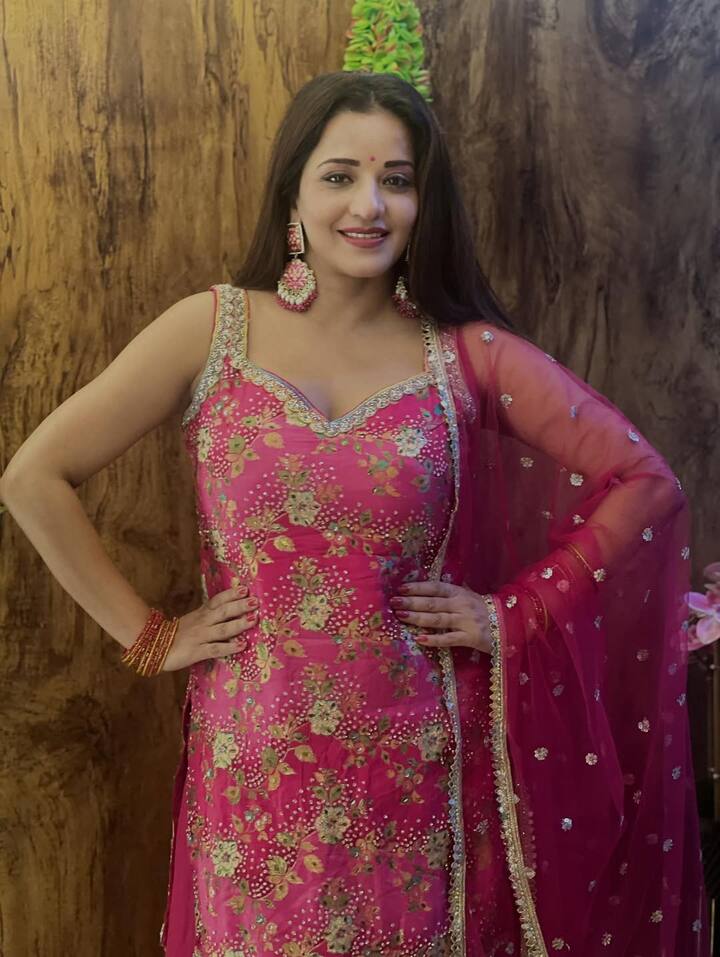 मोनालिसा ने ये तस्वीरें अपने इंस्टाग्राम अकाउंट पर शेयर की हैं. जिनमें एक्ट्रेस ट्रेडिशनल लुक में कहर ढहाती दिखी.