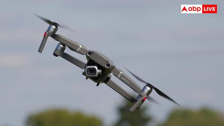 इसके बाद मोटर को फ्रेम से जोड़ें और इस बात का ध्यान रखें कि वह सही दिशा में हो. मोटर प्रोपेलर को चलाती है जिससे ड्रोन उड़ पाते हैं.