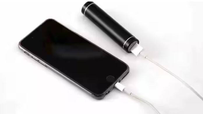 ਮਾਹਰ ਇਸ ਗੱਲ ਨਾਲ ਸਹਿਮਤ ਹਨ ਕਿ ਬੈਟਰੀ ਦੀ ਸਿਹਤ ਬਣਾਈ ਰੱਖਣ ਲਈ ਕੁਝ ਸਾਵਧਾਨੀਆਂ ਜ਼ਰੂਰੀ ਹਨ। ਉਦਾਹਰਣ ਵਜੋਂ, ਜੇਕਰ ਤੁਹਾਡੇ ਕੋਲ ਸਮਾਂ ਹੈ ਤਾਂ ਹਮੇਸ਼ਾ ਆਮ ਚਾਰਜਿੰਗ ਦੀ ਵਰਤੋਂ ਕਰੋ, ਅਤੇ ਤੇਜ਼ ਚਾਰਜਿੰਗ ਸਿਰਫ਼ ਉਦੋਂ ਹੀ ਕਰੋ ਜਦੋਂ ਤੁਹਾਨੂੰ ਇਸਦੀ ਤੁਰੰਤ ਲੋੜ ਹੋਵੇ। ਇਸ ਤੋਂ ਇਲਾਵਾ, ਚਾਰਜਿੰਗ ਦੌਰਾਨ ਆਪਣੇ ਫ਼ੋਨ ਦੀ ਵਰਤੋਂ ਕਰਨ ਤੋਂ ਬਚੋ ਅਤੇ ਜ਼ਿਆਦਾ ਗਰਮੀ ਪੈਦਾ ਹੋਣ ਤੋਂ ਰੋਕਣ ਲਈ ਇਸਨੂੰ ਠੰਢੀ ਜਗ੍ਹਾ 'ਤੇ ਰੱਖੋ।