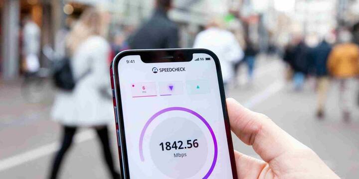 डाउनलोड स्पीड (Mbps) बताती है कि डेटा कितनी तेज़ी से आपके डिवाइस तक पहुंच रहा है. इसका असर वीडियो स्ट्रीमिंग, ब्राउज़िंग और फाइल डाउनलोड पर पड़ता है. अपलोड स्पीड (Mbps) यह दिखाती है कि आपका डिवाइस डेटा कितनी तेजी से इंटरनेट पर भेज रहा है. इसका असर वीडियो कॉल, ऑनलाइन गेमिंग और क्लाउड पर फाइल अपलोड करने में होता है.