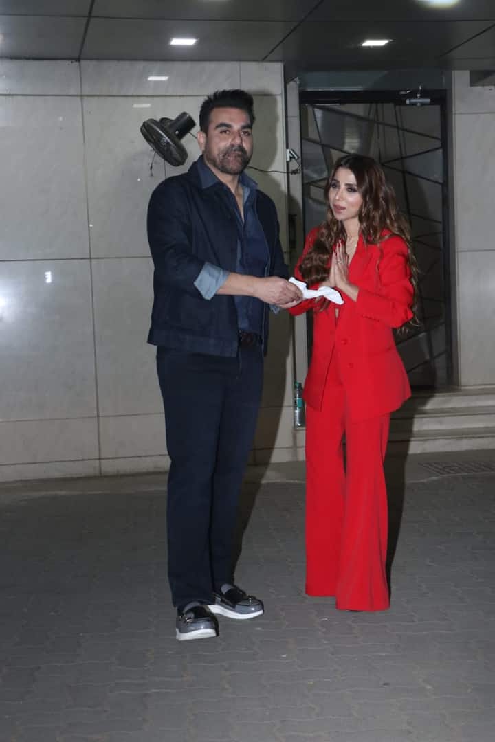 रेड कलर के इस ब्लेजर-पैंट में शूरा खान का बॉसी लुक देखने को मिल रहा है. कर्ली हेयरस्टाइल में वो काफी स्टनिंग दिख रही हैं.