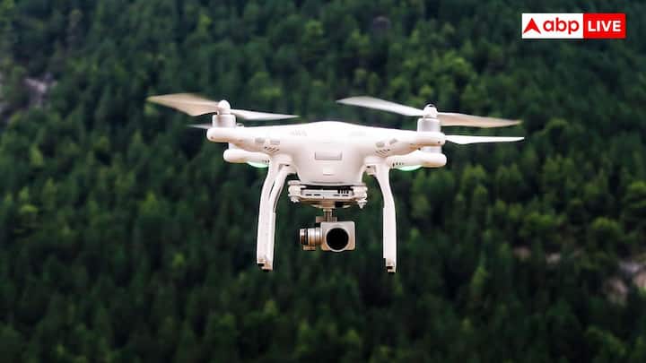 ड्रोन बनाने के लिए आपको एक फ्रेम, मोटर,  प्रोपेलर, इलेक्ट्रॉनिक स्पीड कंट्रोलर, एक फ्लाइंग कंट्रोलर, बैटरी और एक रेडियो ट्रांसमीटर/रिसीवर की जरूरत पड़ेगी.